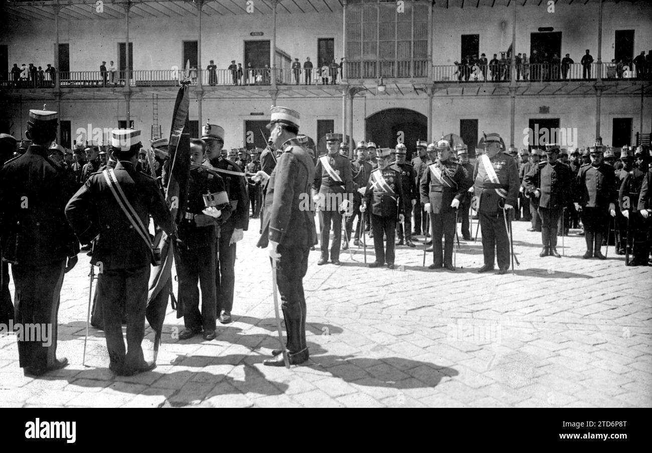 04/25/1920. Barcelone. Dans la caserne Jaime I, le capitaine général M. Weyler (X) témoin de l'assermentation du drapeau par les nouvelles recrues. Crédit : Album / Archivo ABC / Josep Brangulí Banque D'Images