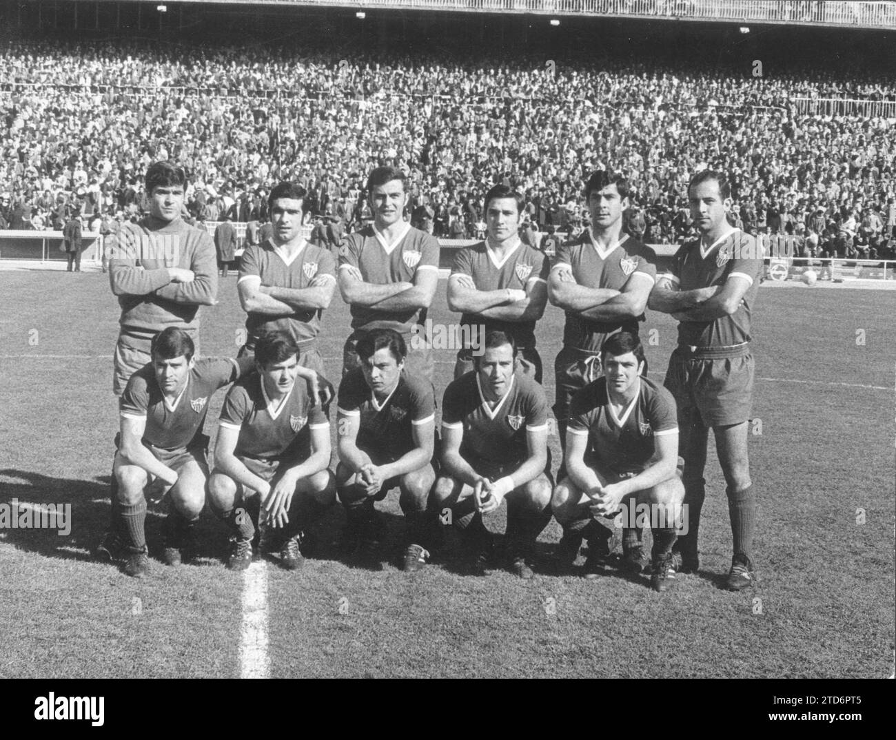 L'équipe Sevilla FC qui, entraînée par l'autrichien Max Merkel, a battu le Real Madrid au stade Santiago Bernabeu le 8 mars 1970. Séville avait été promu en première division la saison précédente. Sur la photo debout, de gauche à droite, Rodri, Chacón, Santos, Hita, Costas, Redondo ; accroupie, Lora, Blanquito, Acosta, Eloy et Berruezo. Crédit : Album / Archivo ABC / Teodoro Naranjo Domínguez Banque D'Images