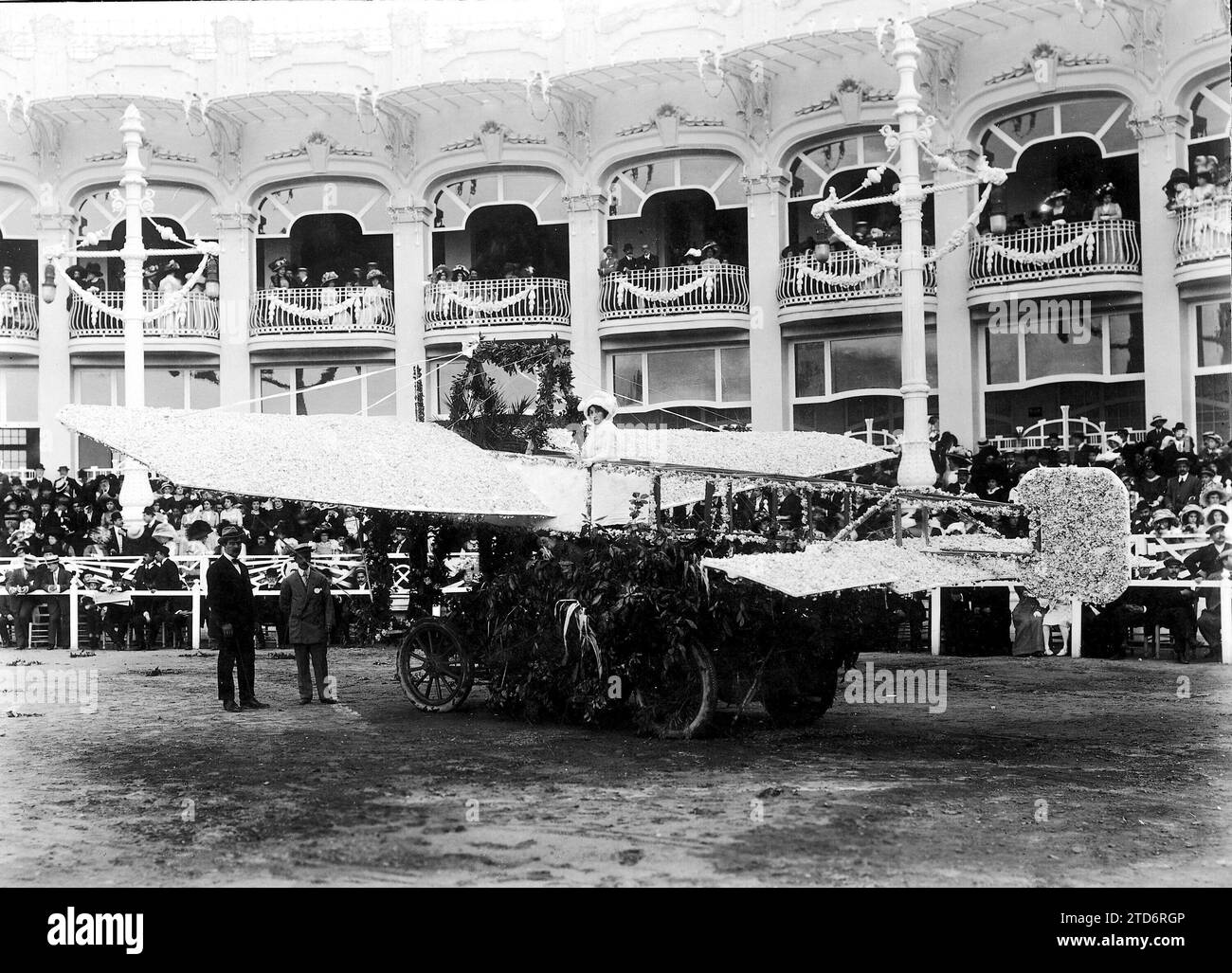 05/23/1910. À l'exposition nationale de Valence, une voiture qui a remporté le premier prix dans la bataille de Flores tenue sur la grande piste. Crédit : Album / Archivo ABC / Vicente Barbera Masip Banque D'Images