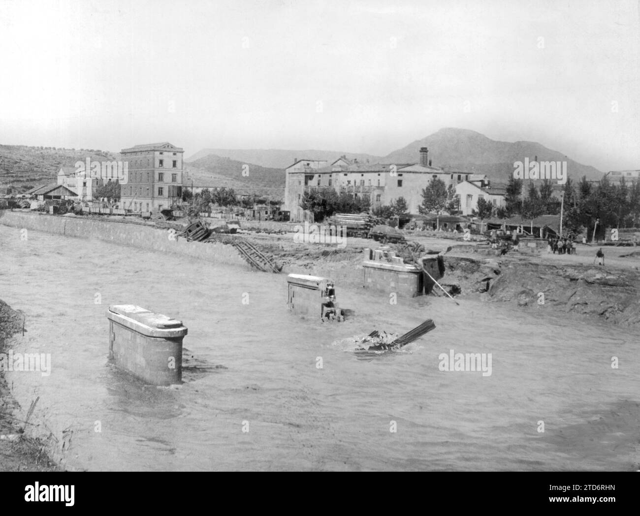 10/16/1907. Inondations en Catalogne. Vestiges du pont et de la gare de Manresa à Berga, qui ont été complètement détruits par le courant - photo Amat. Crédit : Album / Archivo ABC / Amat Banque D'Images