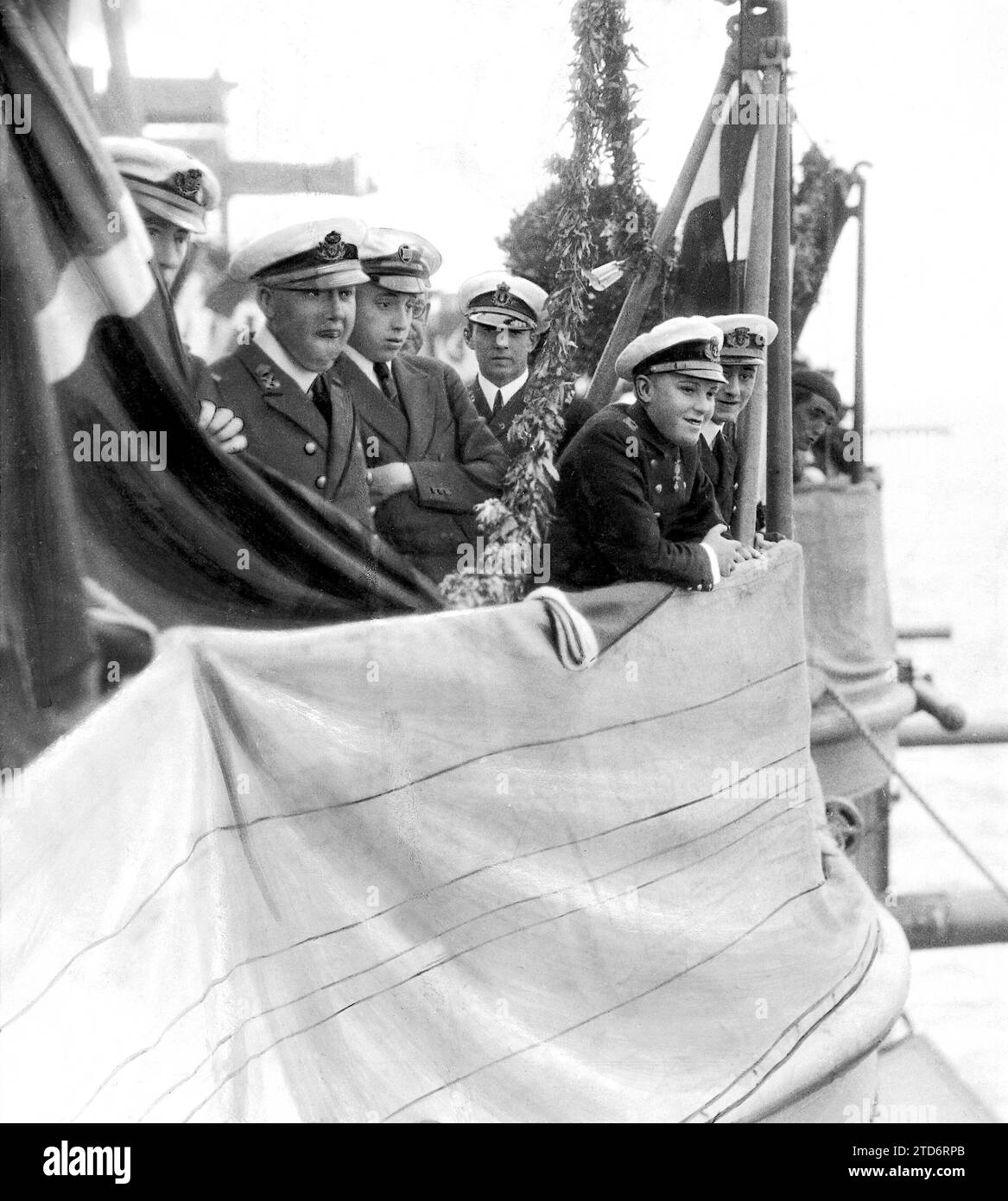 08/31/1922. Saint Sébastien. Sur le cuirassé 'Spain'. SS.AA.RR. Le prince des Asturies (1) et l'enfant D. Jaime (2) sur le pont du 'España' regardant les invités arriver à la fête organisée par les officiers du cuirassé. Crédit : Album / Archivo ABC / Julio Duque Banque D'Images