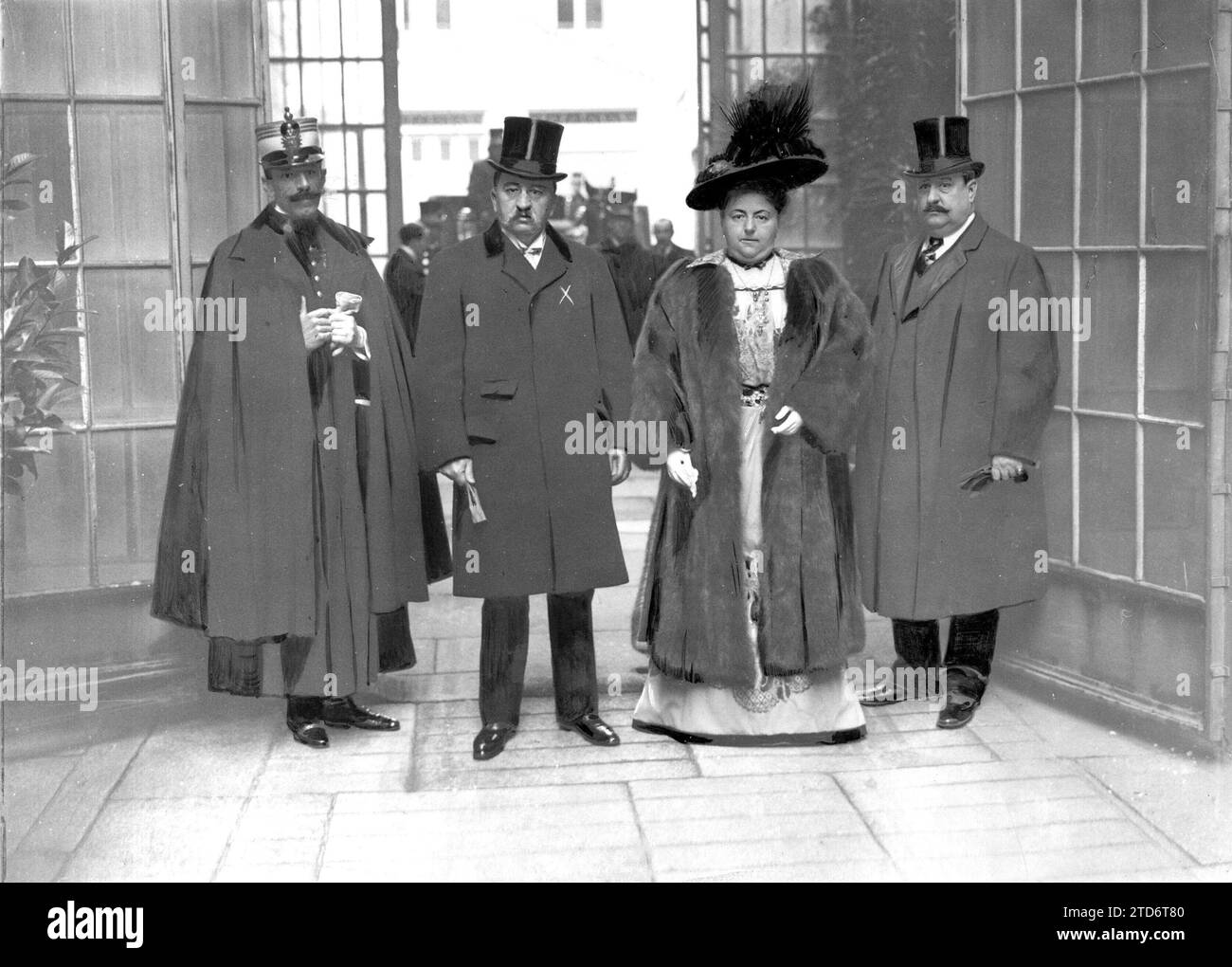 01/06/1908. Le ministre des Affaires étrangères de la France à Madrid. M. Pichon (X) et sa Dame accompagnés du capitaine d'artillerie Marquis de Corpa et de M. Salazar, en quittant l'ambassade de France pour se rendre au palais où ils ont été reçus hier matin par les SS. Mm. Crédit : Album / Archivo ABC / Francisco Goñi Banque D'Images