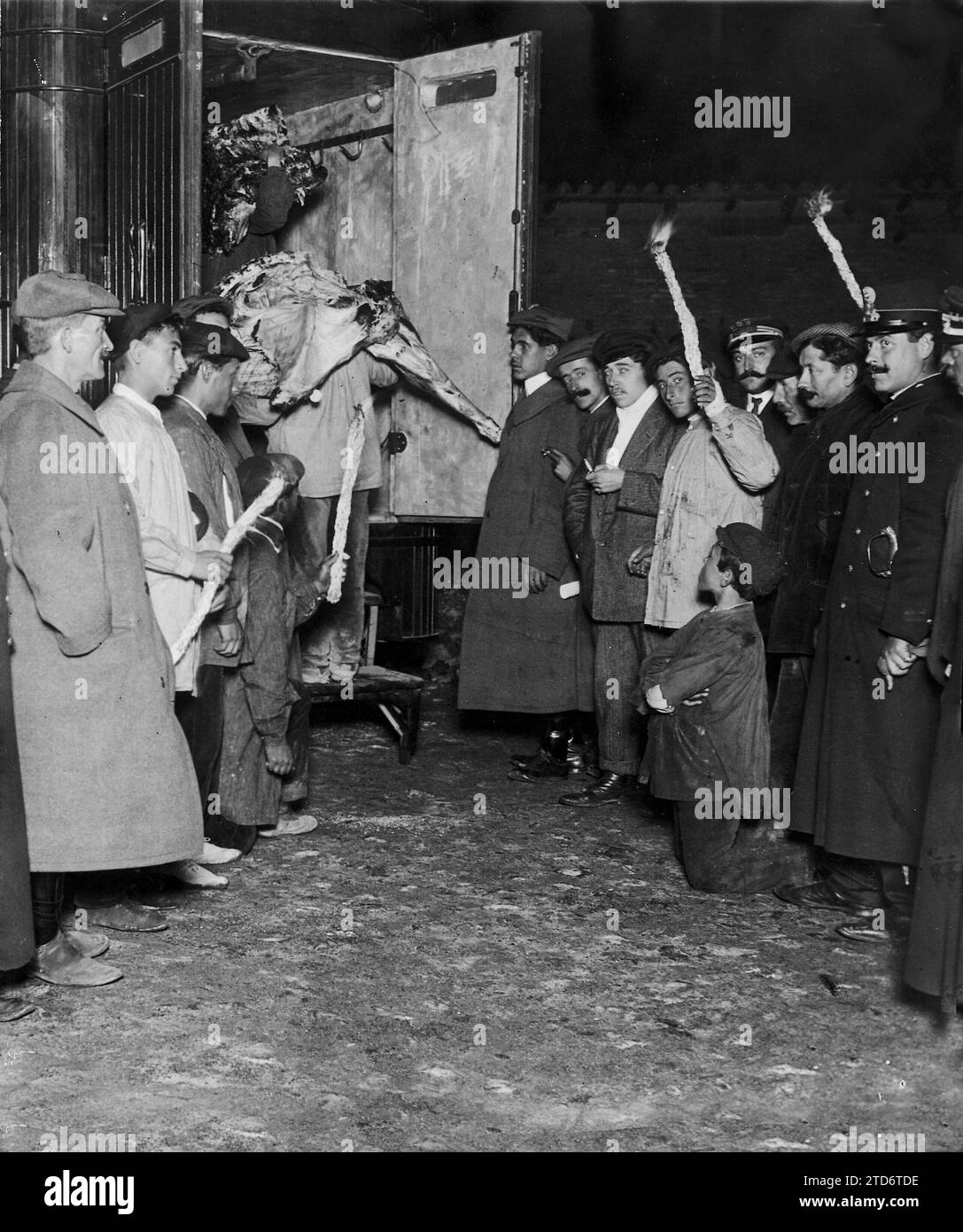 Madrid, 11/13/1908. Abattoir de Madrid. Les voitures de l'abattoir pendant l'émeute qui a eu lieu pendant la nuit. Décharger une voiture avant de heurter les déchargeurs. Crédit : Album / Archivo ABC / Ramón Alba Banque D'Images