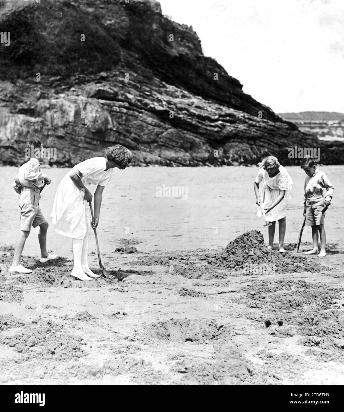 08/05/1923. Santander. Les vacances d'été de la famille royale. SS.AA. Les Infantas Doña Beatriz (1), Doña Cristina (2), Don Juan (3) et Don Gonzalo (4), sur la plage de Sardinero. Crédit : Album / Archivo ABC / Julio Duque Banque D'Images