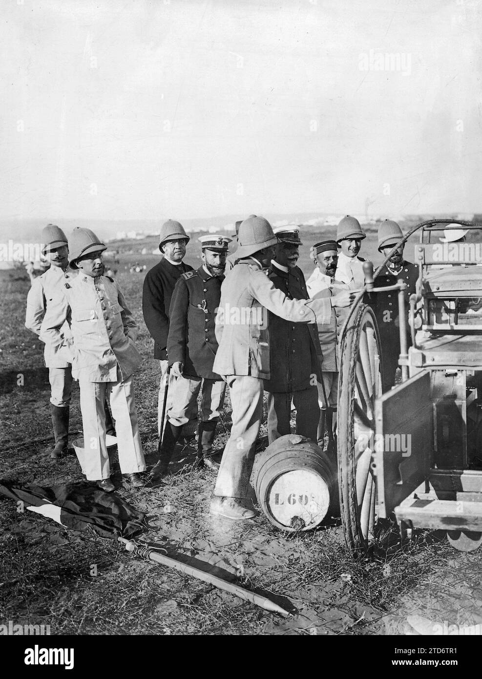 06/30/1911. Espagnols à Larache. Le commandant de Carlos V, M. Guitar, visite la station radiotélégraphe établie dans la campagne espagnole. Crédit : Album / Archivo ABC / Ramón Alba Banque D'Images