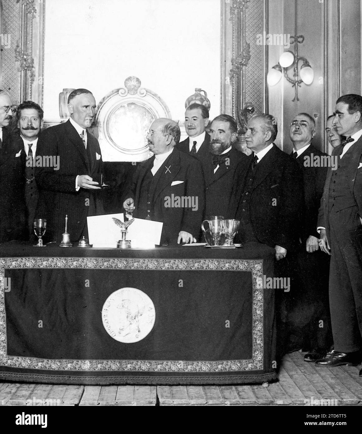 10/25/1922. Madrid. Dans le cercle des Beaux-Arts Remise solennelle d'une médaille d'or au peintre distingué Muñoz Degrain (X) par le président du cercle, M. Arniches, vérifiée hier soir. Crédit : Album / Archivo ABC / Julio Duque Banque D'Images