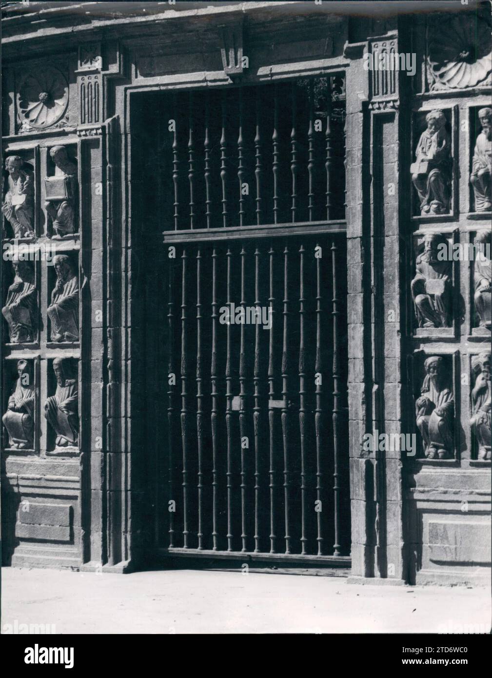 12/31/1963. Porte Sainte de Saint-Jacques-de-Compostelle, quelques jours avant d'être ouverte à l'occasion du début de l'année sainte. Crédit : Album / Archivo ABC / Emilio Lavandeira Prieto Banque D'Images