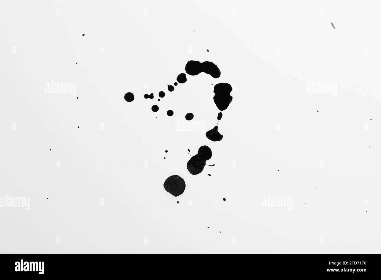 Taches d'encre noire sur fond blanc, vue de dessus Banque D'Images