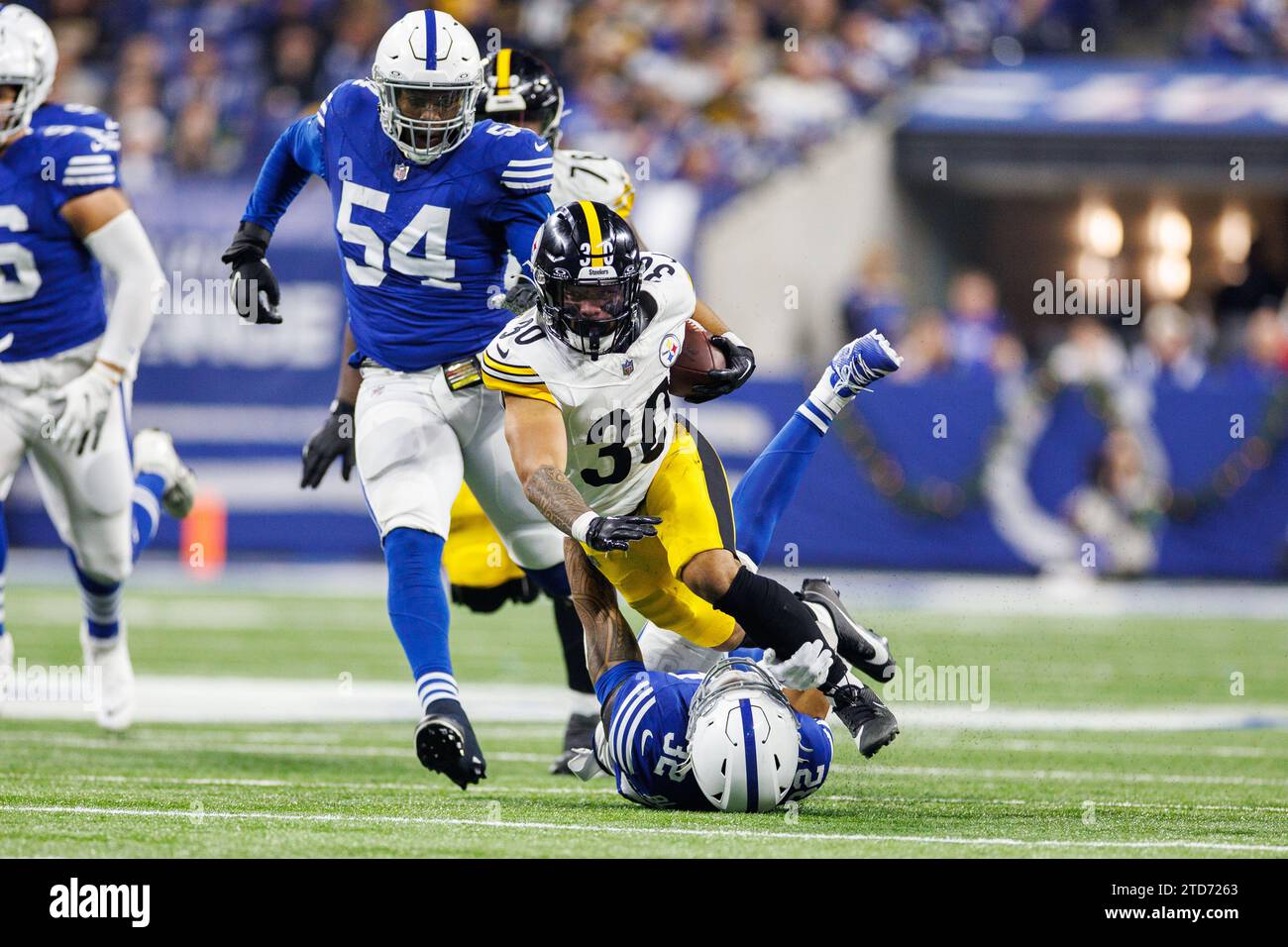 Indianapolis, États-Unis. 16 décembre 2023 : Jaylen Warren (30 ans) court avec le ballon lors d'un match de la NFL contre les Colts d'Indianapolis au Lucas Oil Stadium d'Indianapolis, Indiana. Indianapolis bat Pittsburgh 30-13. John Mersits/CSM. Crédit : CAL Sport Media/Alamy Live News Banque D'Images