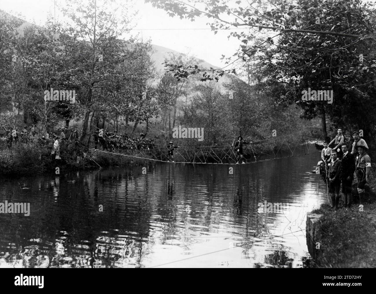 Valdecilla (Cantabrie), juillet 1916. Les « boy-scouts » de montagne traversant la rivière Miera sur une passerelle qu'ils ont construite avec des cordes, lors d'une excursion à Valdecilla. Crédit : Album / Archivo ABC / Samot Banque D'Images