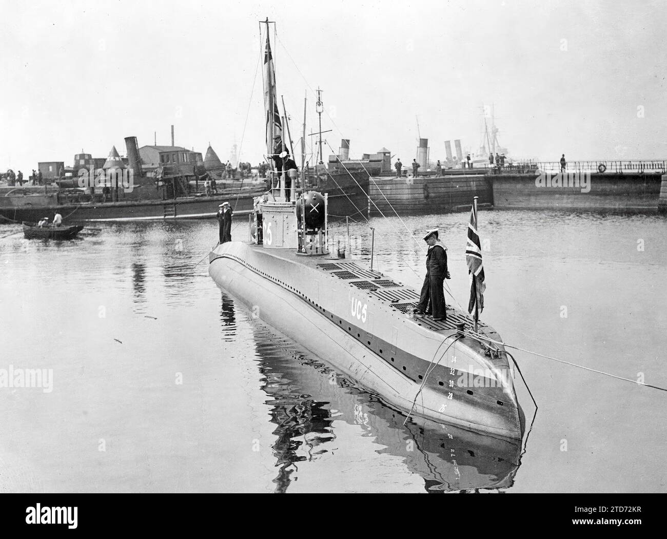 Londres (Royaume-Uni), juillet 1916. Sur Temple Pier, Londres. Le porte-mine sous-marin allemand qui a été capturé par les Anglais, et a été exposé au public. Sur la photo, vous pouvez voir une des mines (x) que le navire transportait. Crédit : Album / Archivo ABC / Charles Trampus Banque D'Images