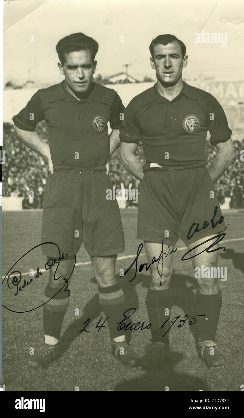 ARESO et Aedo.- défenseurs basques qui ont joué pour le Betis dans les années 1930 et qui ont été champions de la Ligue lors de la saison 1934-35. Tous deux ont joué pour l'équipe nationale espagnole. A l’image, sur le terrain de Chamartín, à Madrid, quelques instants avant un match contre l’équipe de France. Il a été joué le 24 janvier 1935 et l'Espagne l'a emporté 2-0. Crédit : Album / Archivo ABC Banque D'Images