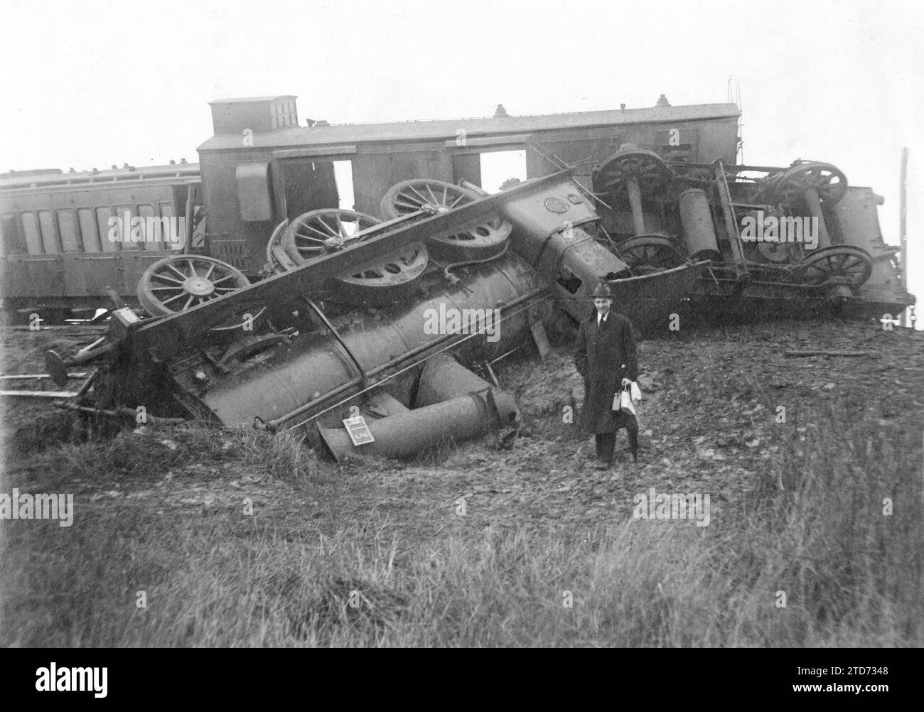 11/27/1916. Le déraillement du Cádiz express. Position dans laquelle la machine a été laissée après l'accident, à la suite de laquelle il y a eu un décès et plusieurs blessures. Crédit : Album / Archivo ABC / Juan Barrera Banque D'Images