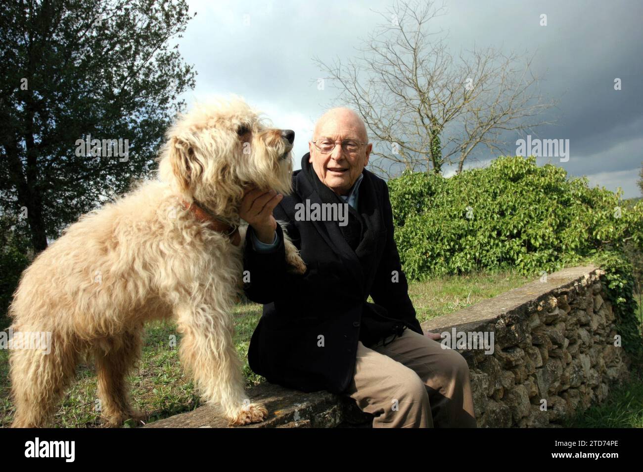 Gérone, 03/16/2008. Entretien avec l'écrivain et vulgarisateur scientifique Eduardo Punset. Photo : Inés Baucells ARCHDC. Crédit : Album / Archivo ABC / Inés Baucells Banque D'Images