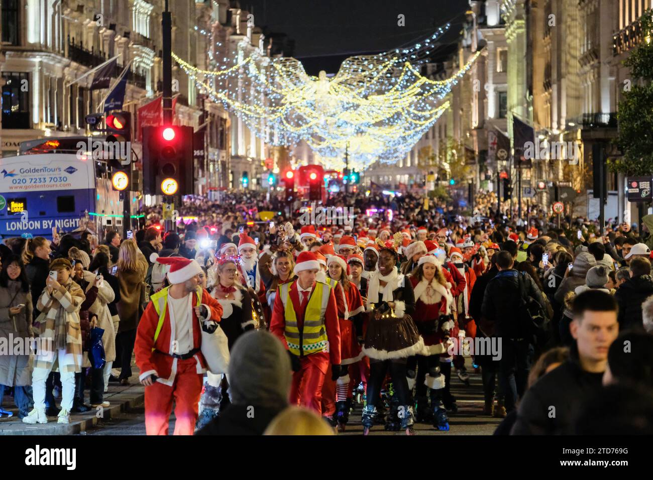 Londres, Royaume-Uni. 16 décembre 2023. Un grand groupe de patineurs portant des costumes du Père Noël et d'autres costumes festifs passent par Regent Street, lors d'un événement annuel qui les emmène dans le centre de Londres et une chance de voir tous les étalages de lumière. Crédit : Photographie de onzième heure / Alamy Live News Banque D'Images