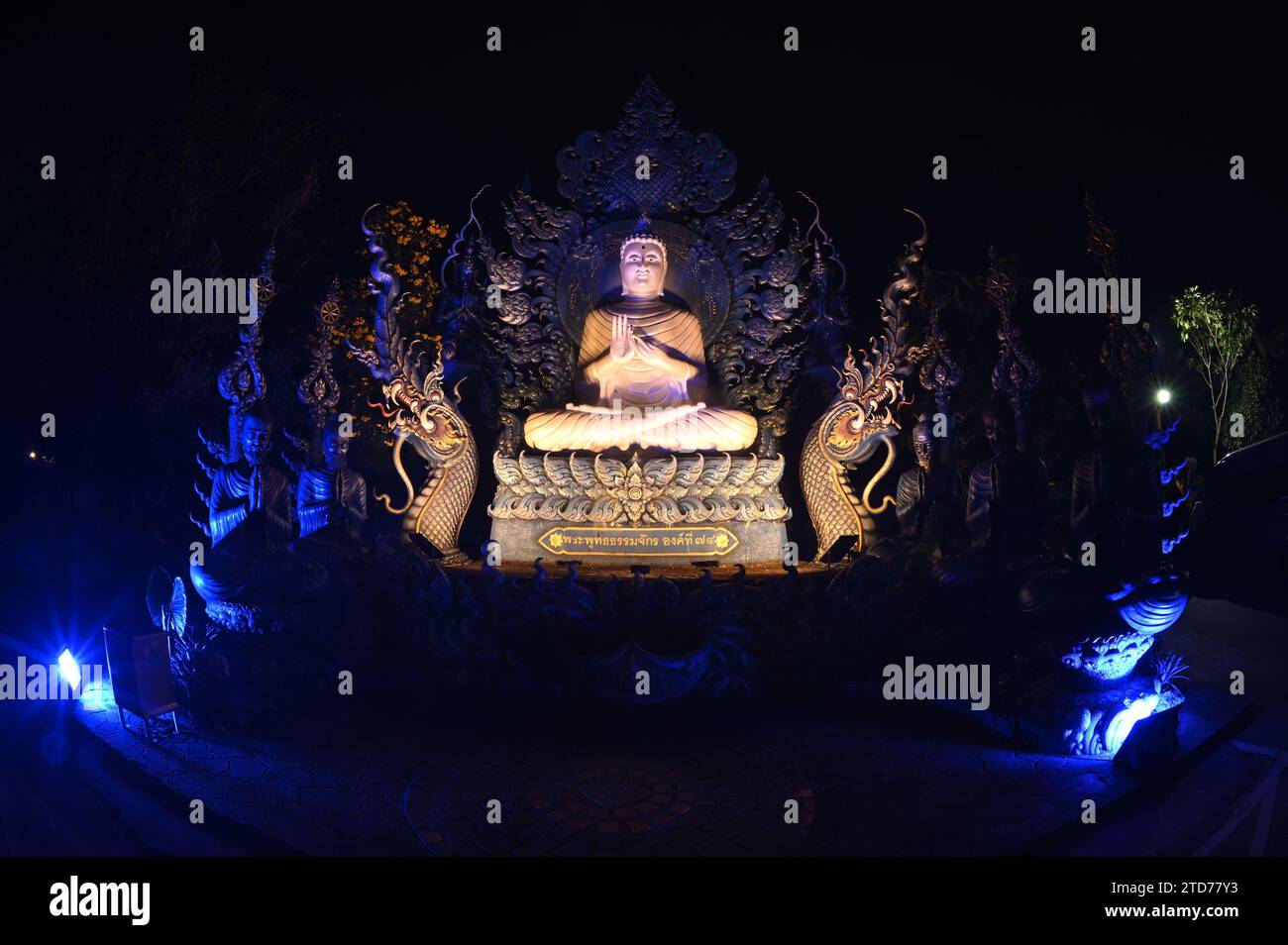 Scène de nuit du Bouddha blanc assis en plein air est le 74e Buddhadhammachakra décoré au temple Wat Rong Suea Ten. Banque D'Images