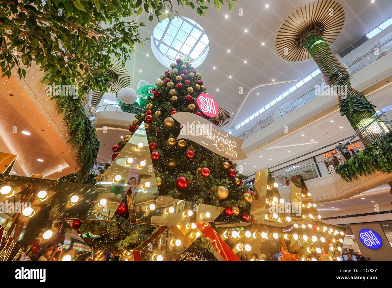 Santo Tomas, Philippines. 17 décembre 2023 : une semaine avant la veille de Noël, le shopping des fêtes se précipite pour les Philippins dans le tout nouveau SM City Sto. Tomas (Batangas) qui est le dernier et 85e centre commercial philippin lancé par SM Prime, l'un des plus grands opérateurs de centre commercial en Asie du Sud-est. Inspiré par l'architecture de l'aéroport de Changi, c'est le premier centre commercial de style singapourien du pays. En tant que l’un des plus grands pays catholiques, les Philippines célèbrent la plus longue saison de Noël au monde, qui commence le 1 septembre et la musique de Noël est jouée dès août. Crédit : Kevin Izorce/Alamy Live News Banque D'Images