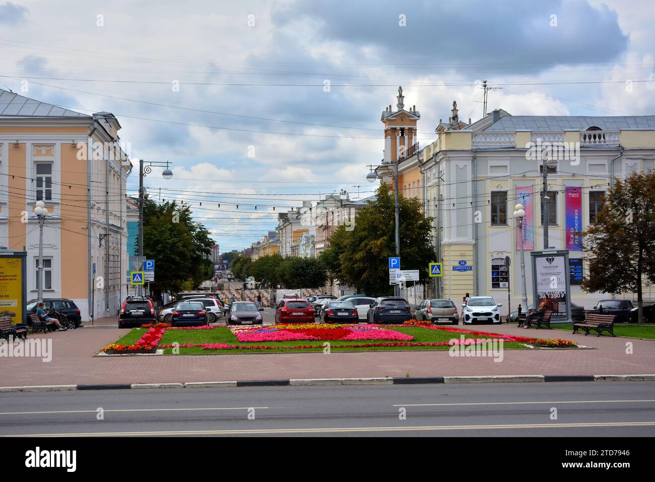 Tver, l'intersection des rues Sovetskaya et piétonne Trekhsvyatskaya, une place dans le centre-ville Banque D'Images
