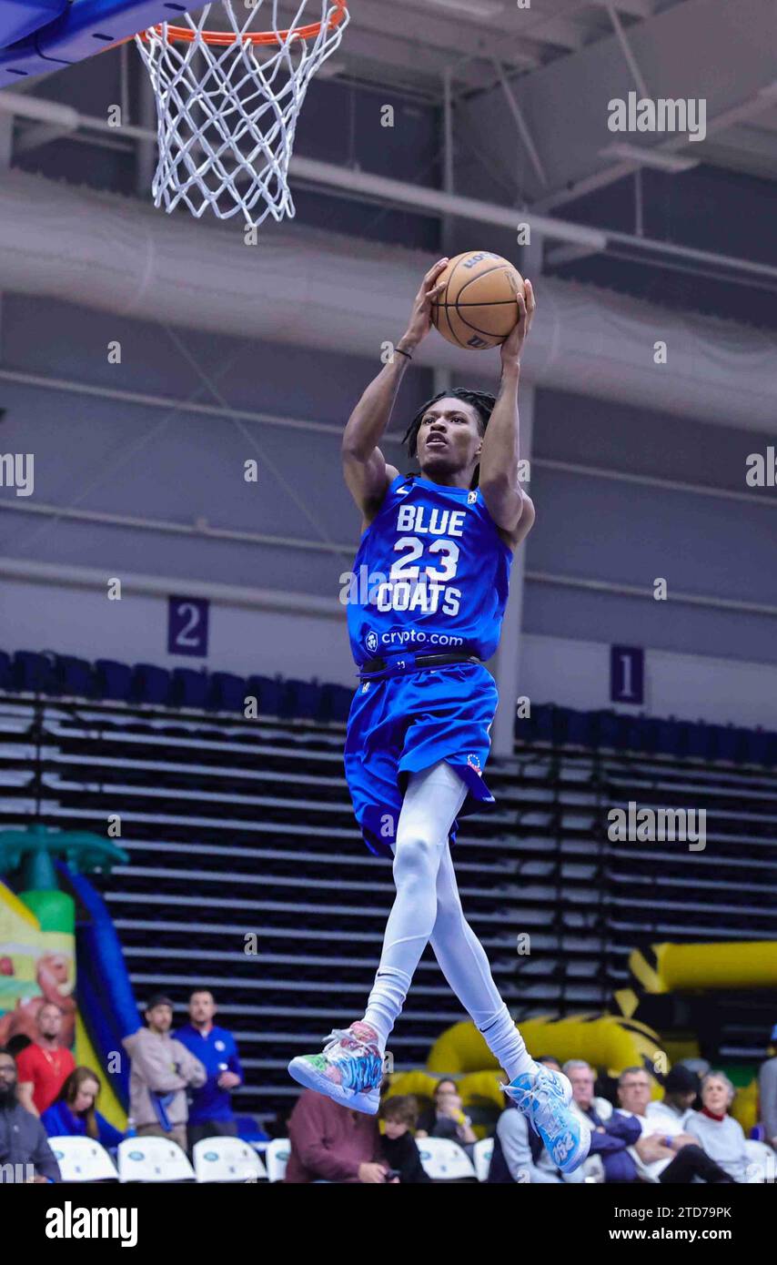 16 décembre 2023, Wilmington, DE, États-Unis d'Amérique : le garde des Blue Coats du Delaware TERQUAVIONÂ SMITH (23 ans) se dirige vers le panier lors d'un match entre les Blue Coats du Delaware et les long Island nets samedi, déc. 15, 2023 ; au Chase Fieldhouse à Wilmington, DE (crédit image : © Saquan Stimpson/ZUMA Press Wire) USAGE ÉDITORIAL SEULEMENT! Non destiné à UN USAGE commercial ! Banque D'Images