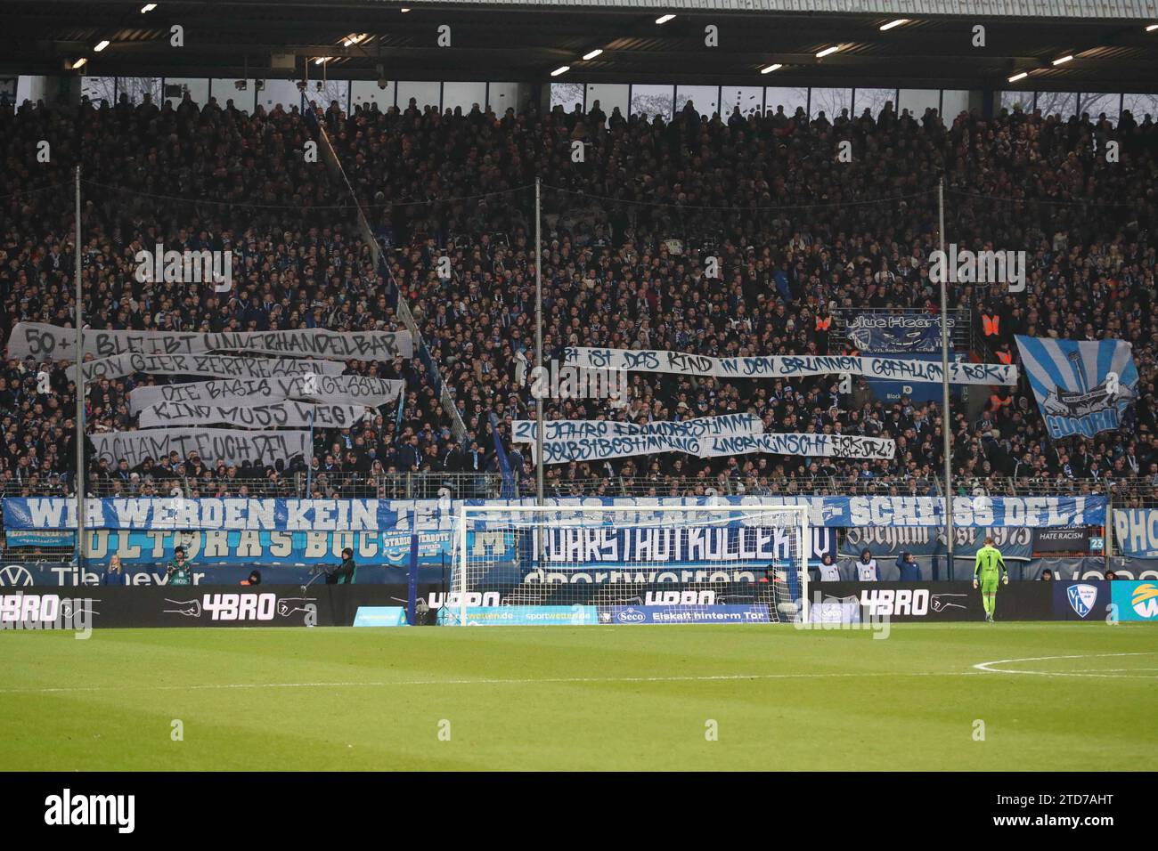 1. Bundesliga - VfL Bochum - Union Berlin am 16.12.2023 im Vonovia Ruhrstadion in Bochum Die Bochumer fans / Ultras mit einer Protest Aktion gegen die DFL - wir werden kein Teil eures deals sein - scheiss DFL Banner / Spruchband Foto: la réglementation DFL d'osnapix interdit toute utilisation de photographies comme séquences d'images et/ou quasi-vidéo Banque D'Images