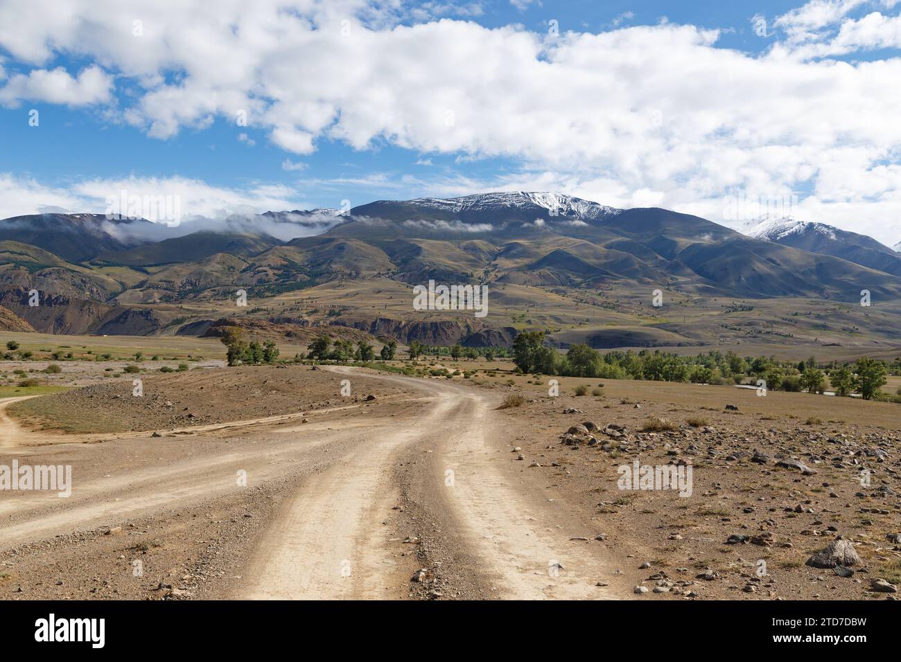 Paysage avec une route et de hautes montagnes enneigées dans la République de l'Altaï, Russie Banque D'Images
