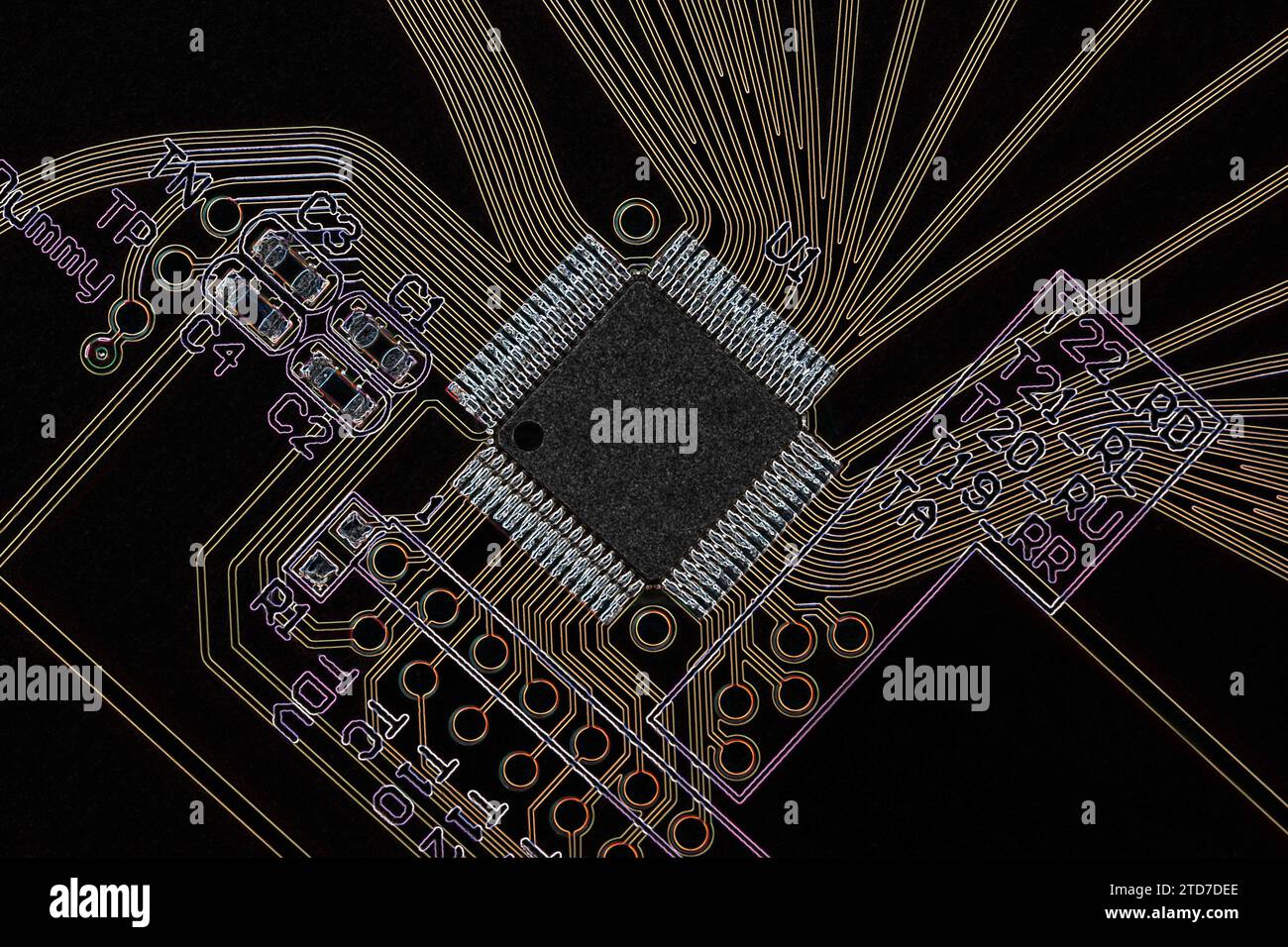 Vue de dessus d'une carte de circuit imprimé avec un microprocesseur, avec un effet d'image négatif. Macrophotographie Banque D'Images