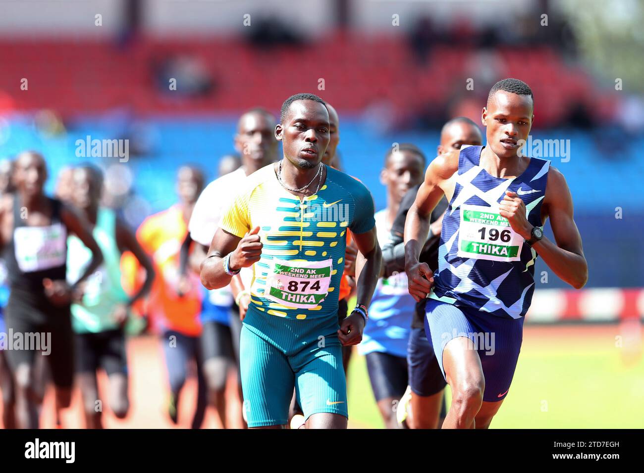 NAIROBI, KENYA - DÉCEMBRE 16 ; Reynold Cheruiyot (à gauche) et Vincent Keter mènent le peloton de 1500m lors du meeting Athletics Kenya Weekend à Decem Banque D'Images