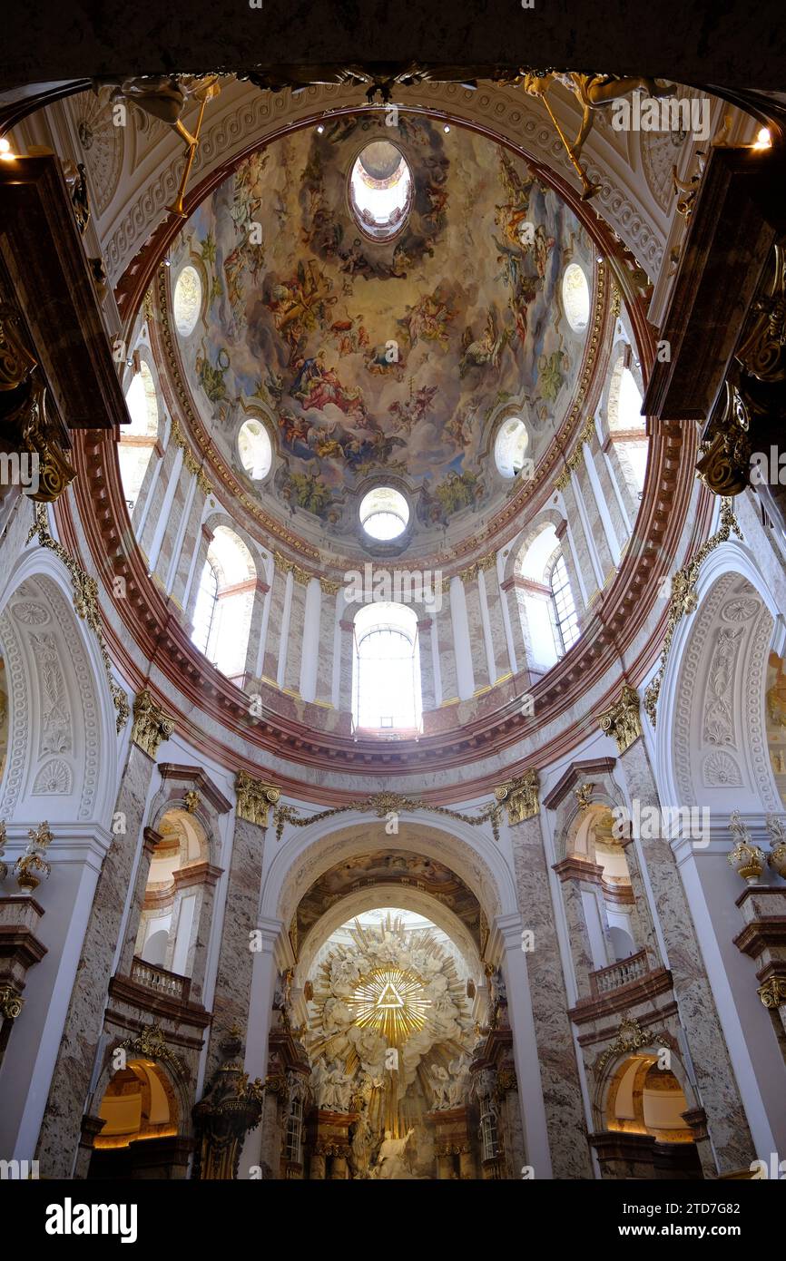 Vienne Autriche - Église - Votivkirche - plafond en dôme peint - nef Banque D'Images