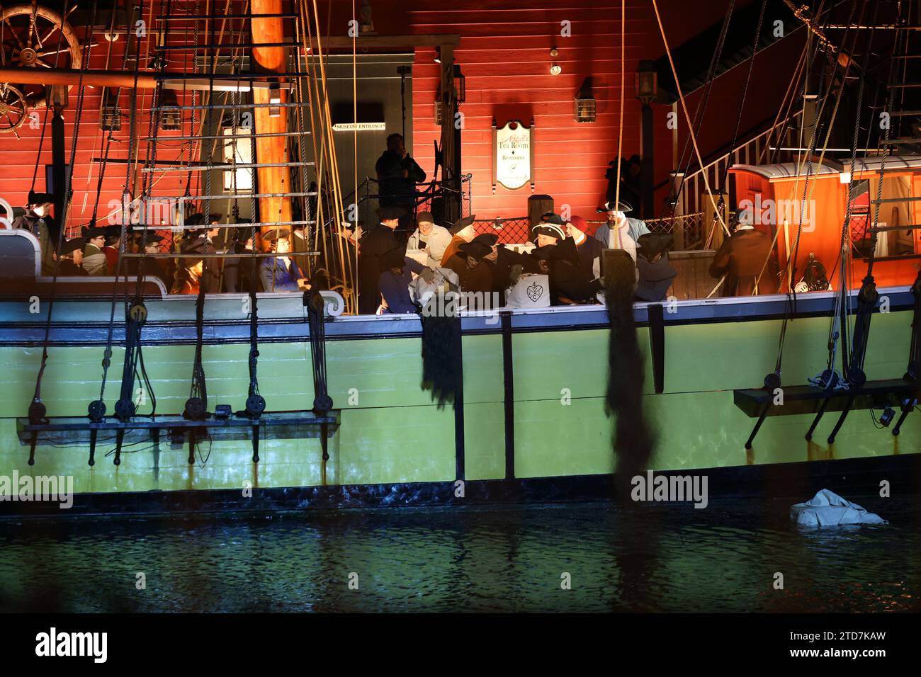 Boston, ma, États-Unis. 16 décembre 2023. Le 250th Boston Tea Party a lieu dans des lieux emblématiques reproduisant les réunions menant au port de Boston où le thé est jeté par-dessus bord des navires. (Image de crédit : © Christy Prosser/ZUMA Press Wire) USAGE ÉDITORIAL SEULEMENT! Non destiné à UN USAGE commercial ! Crédit : ZUMA Press, Inc./Alamy Live News Banque D'Images Boston, ma, États-Unis. 16 décembre 2023. Le 250th Boston Tea Party a lieu dans des lieux emblématiques reproduisant les réunions menant au port de Boston où le thé est jeté par-dessus bord des navires. (Image de crédit : © Christy Prosser/ZUMA Press Wire) USAGE ÉDITORIAL SEULEMENT! Non destiné à UN USAGE commercial ! Crédit : ZUMA Press, Inc./Alamy Live News Banque D'Images