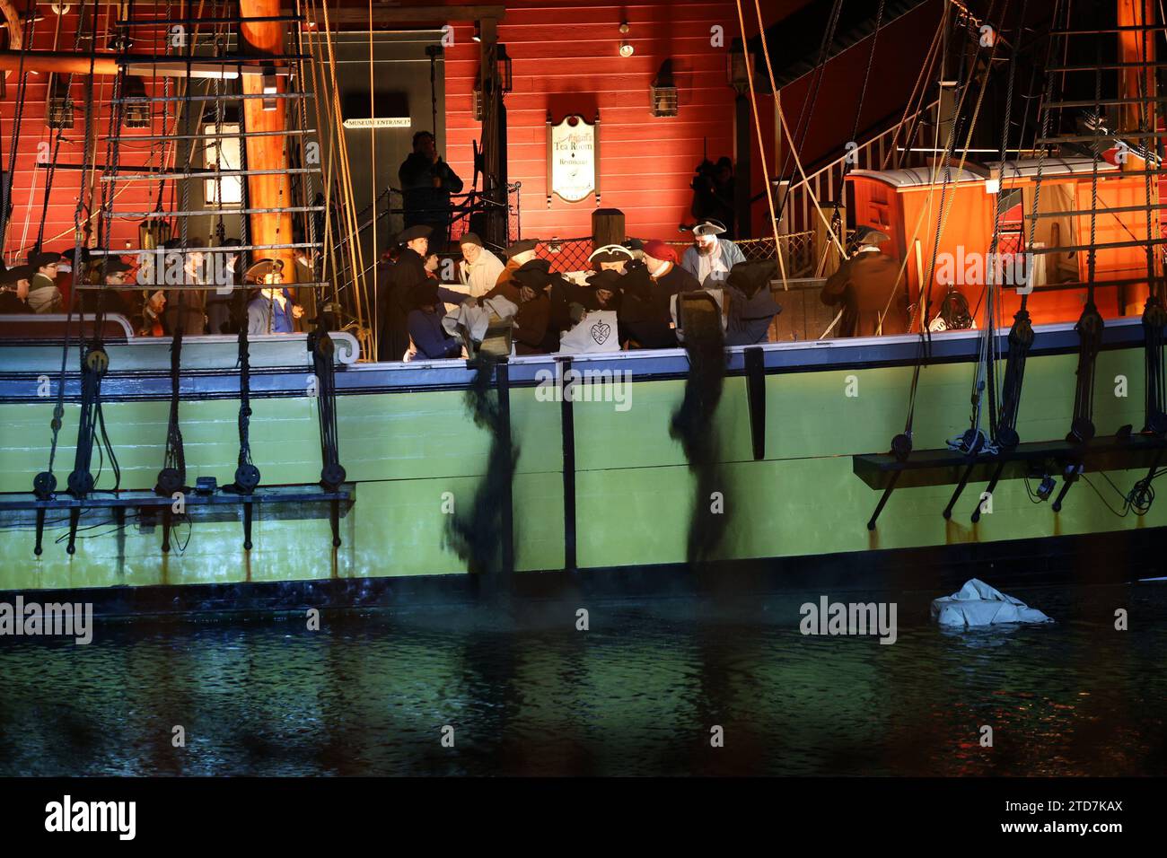 Boston, ma, États-Unis. 16 décembre 2023. Le 250th Boston Tea Party a lieu dans des lieux emblématiques reproduisant les réunions menant au port de Boston où le thé est jeté par-dessus bord des navires. (Image de crédit : © Christy Prosser/ZUMA Press Wire) USAGE ÉDITORIAL SEULEMENT! Non destiné à UN USAGE commercial ! Crédit : ZUMA Press, Inc./Alamy Live News Banque D'Images Boston, ma, États-Unis. 16 décembre 2023. Le 250th Boston Tea Party a lieu dans des lieux emblématiques reproduisant les réunions menant au port de Boston où le thé est jeté par-dessus bord des navires. (Image de crédit : © Christy Prosser/ZUMA Press Wire) USAGE ÉDITORIAL SEULEMENT! Non destiné à UN USAGE commercial ! Crédit : ZUMA Press, Inc./Alamy Live News Banque D'Images