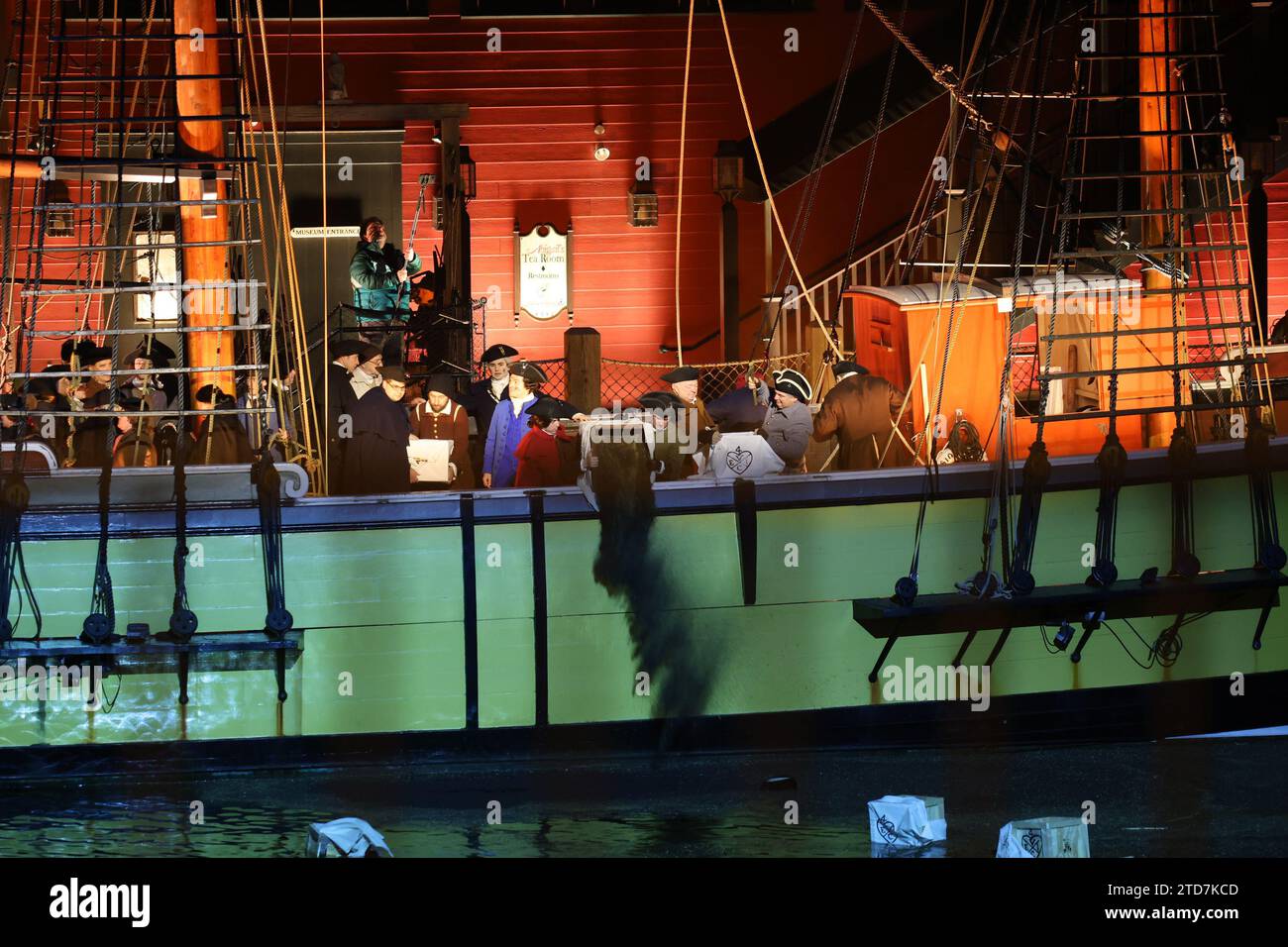 Boston, ma, États-Unis. 16 décembre 2023. Le 250th Boston Tea Party a lieu dans des lieux emblématiques reproduisant les réunions menant au port de Boston où le thé est jeté par-dessus bord des navires. (Image de crédit : © Christy Prosser/ZUMA Press Wire) USAGE ÉDITORIAL SEULEMENT! Non destiné à UN USAGE commercial ! Crédit : ZUMA Press, Inc./Alamy Live News Banque D'Images Boston, ma, États-Unis. 16 décembre 2023. Le 250th Boston Tea Party a lieu dans des lieux emblématiques reproduisant les réunions menant au port de Boston où le thé est jeté par-dessus bord des navires. (Image de crédit : © Christy Prosser/ZUMA Press Wire) USAGE ÉDITORIAL SEULEMENT! Non destiné à UN USAGE commercial ! Crédit : ZUMA Press, Inc./Alamy Live News Banque D'Images