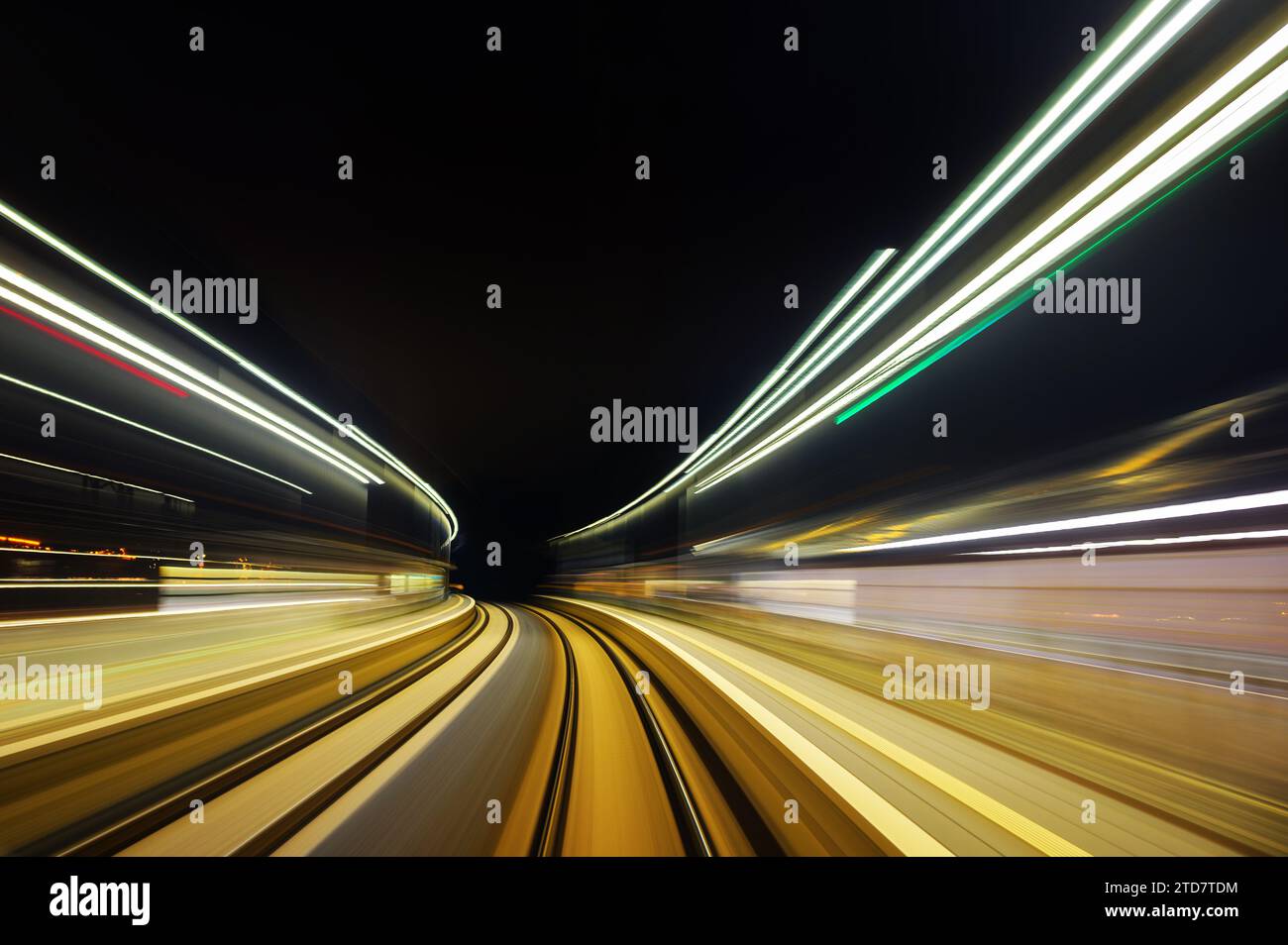 Traces lumineuses d'un train en mouvement rapide, longue exposition Banque D'Images