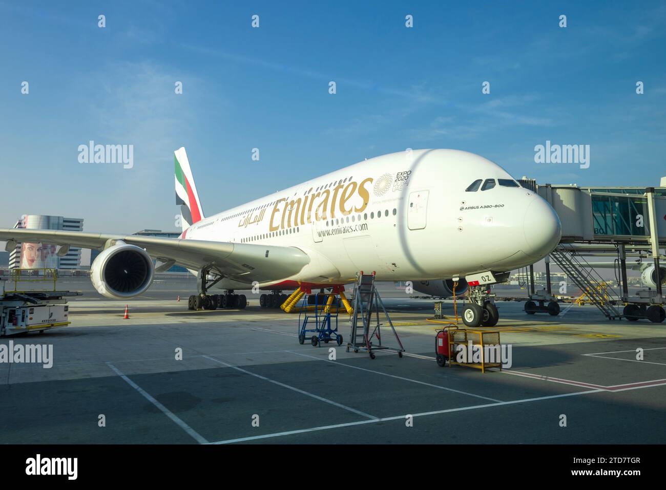 DUBAÏ, Émirats arabes Unis - 02 FÉVRIER 2020 : Airbus A380-800 de la compagnie Emirates Airlines à l'aéroport international de Dubaï par un matin ensoleillé Banque D'Images