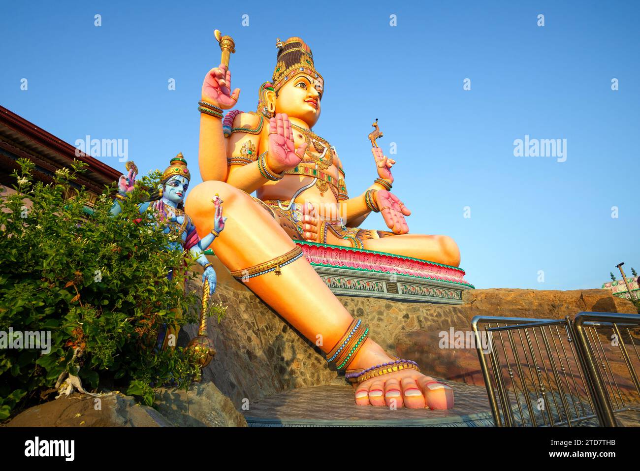 La sculpture géante de Shiva est une journée ensoleillée. Temple hindou Koneswarm Kovil. Trincomalee, Sri Lanka Banque D'Images