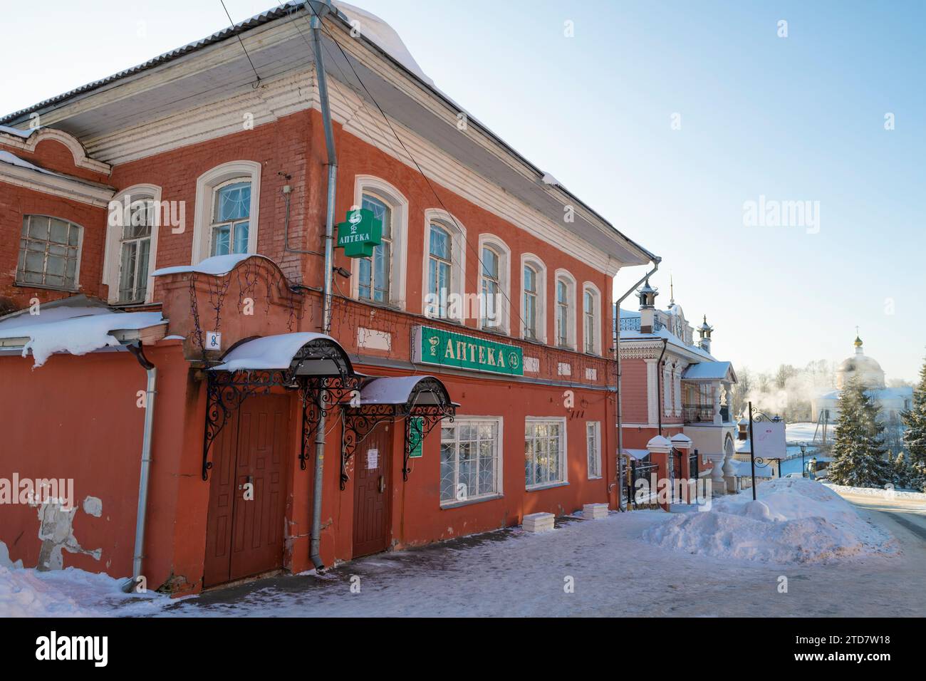 MYSHKIN, RUSSIE - 07 JANVIER 2023 : ancien bâtiment d'une pharmacie de la ville par une journée glaciale de janvier Banque D'Images