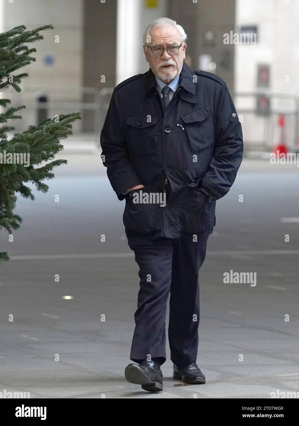 L'acteur Brian Cox arrive à BBC Broadcasting House à Londres, pour apparaître dans l'émission d'actualités BBC One, dimanche avec Laura Kuenssberg. Date de la photo : dimanche 17 décembre 2023. Banque D'Images