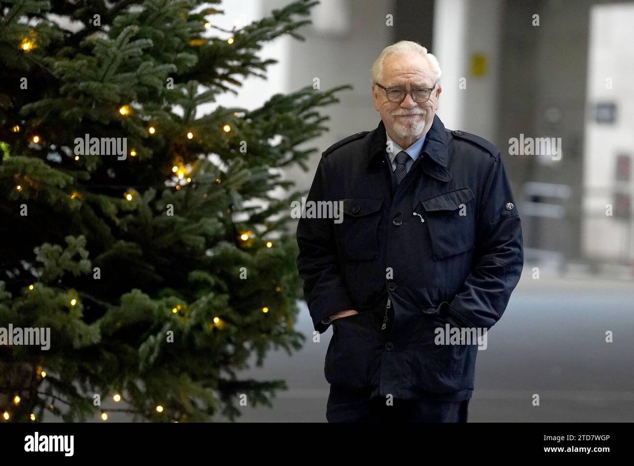 L'acteur Brian Cox arrive à BBC Broadcasting House à Londres, pour apparaître dans l'émission d'actualités BBC One, dimanche avec Laura Kuenssberg. Date de la photo : dimanche 17 décembre 2023. Banque D'Images