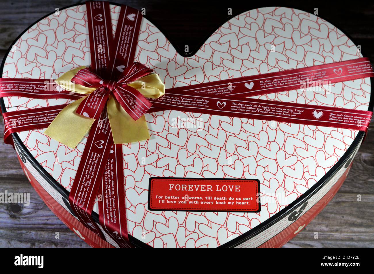 Boîte rouge et blanche en forme de coeur pour les cadeaux et les emballages de cadeaux, avec des rubans rouges et des mots romantiques, mariage, anniversaire, concept de cadeaux d'anniversaire fo Banque D'Images