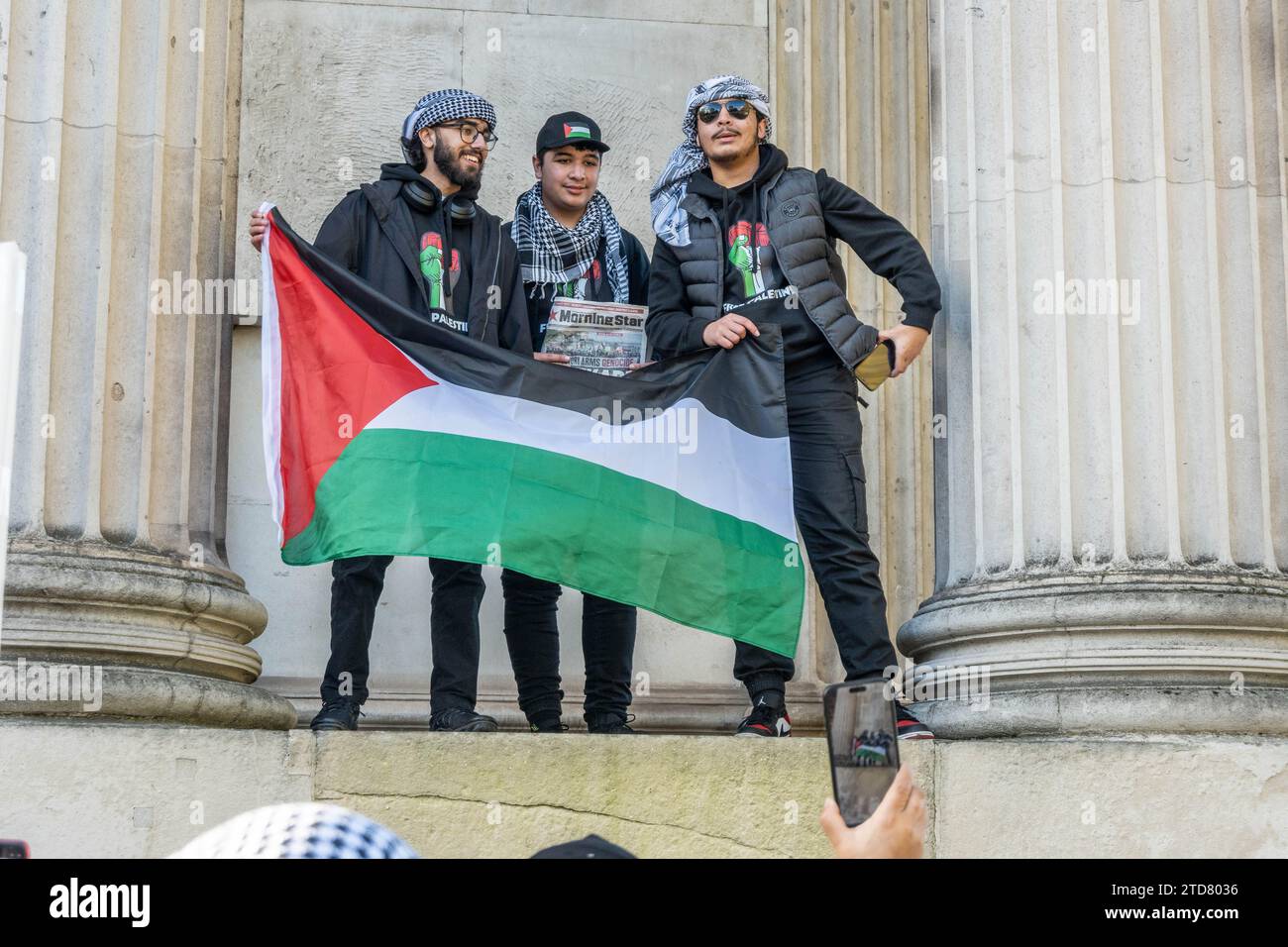 LONDRES, ANGLETERRE - 11 novembre 2023 : personnes participant à une marche de Palestine libre pendant le jour de l'Armistice 2023 Banque D'Images