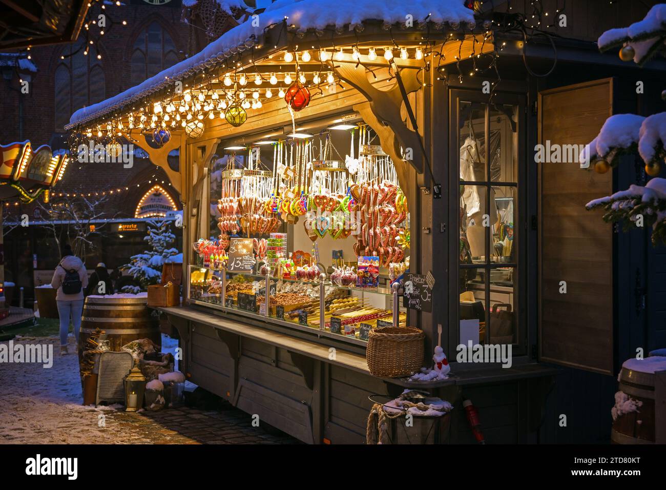 Lubeck, Allemagne, 6 décembre 2023 : étal de vente avec des coeurs traditionnels en pain d'épice et d'autres bonbons au marché de Noël dans la vieille ville historique Banque D'Images