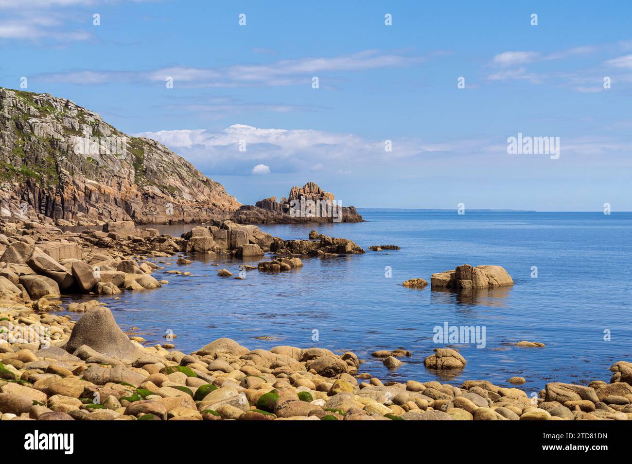 Côte de la mer celtique et falaises à St Loy's Cove, Cornouailles, Angleterre, Royaume-Uni Banque D'Images