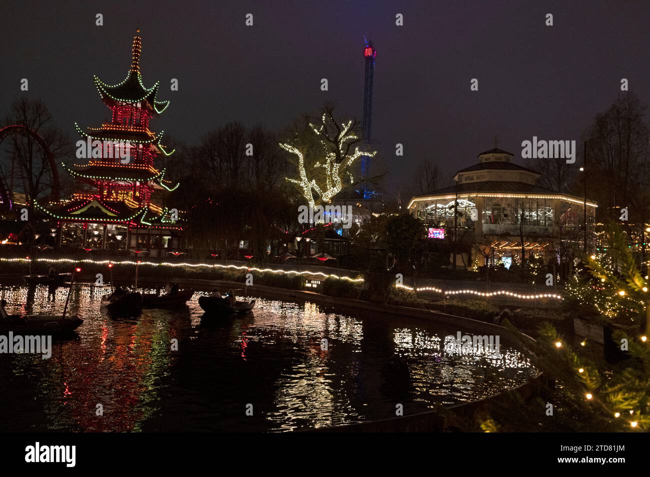 Certaines des attractions telles que le temple oriental dans les jardins de Tivoli et les lumières de Noël dans le cadre du Julemarked (marché de Noël) à Copenhague Banque D'Images