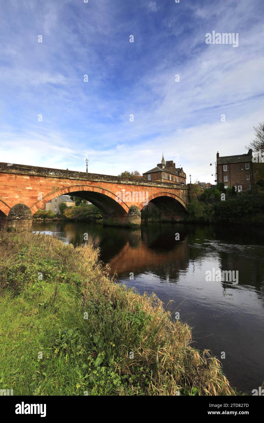 La rivière Annan, pont routier et hôtel de ville, Annan Town, Dumfries et Galloway, Écosse, Royaume-Uni Banque D'Images