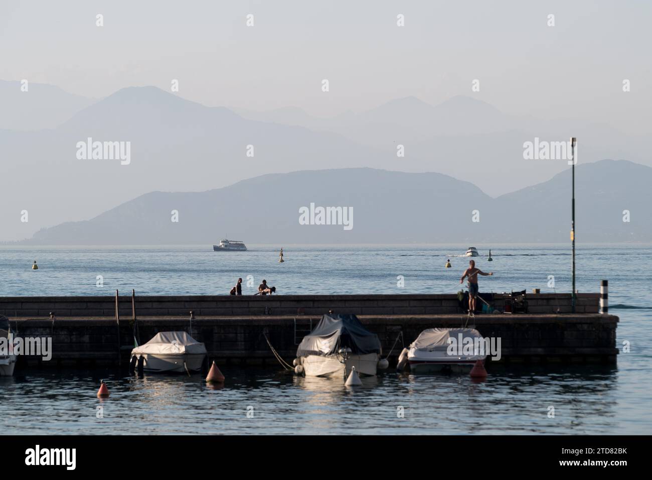 Lago di Garda (Lac de Garde) à Peschiera del Garda, province de Vérone, Vénétie, Italie © Wojciech Strozyk / Alamy stock photo Banque D'Images