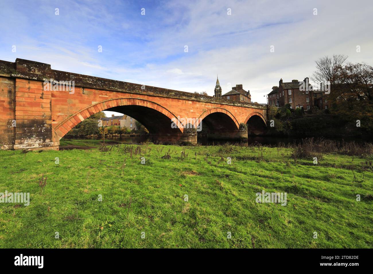 La rivière Annan, pont routier et hôtel de ville, Annan Town, Dumfries et Galloway, Écosse, Royaume-Uni Banque D'Images