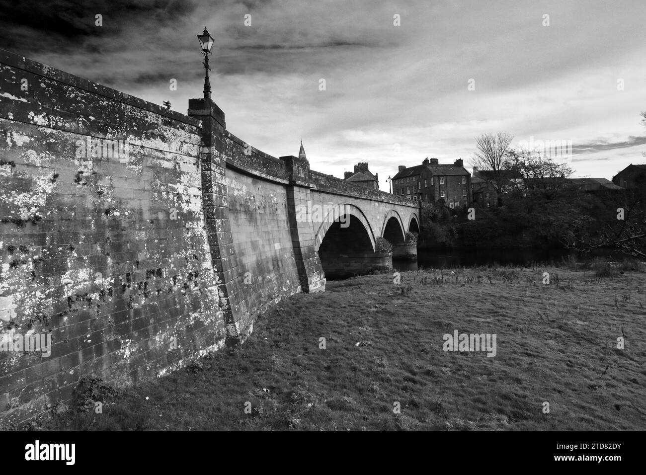 La rivière Annan, pont routier et hôtel de ville, Annan Town, Dumfries et Galloway, Écosse, Royaume-Uni Banque D'Images