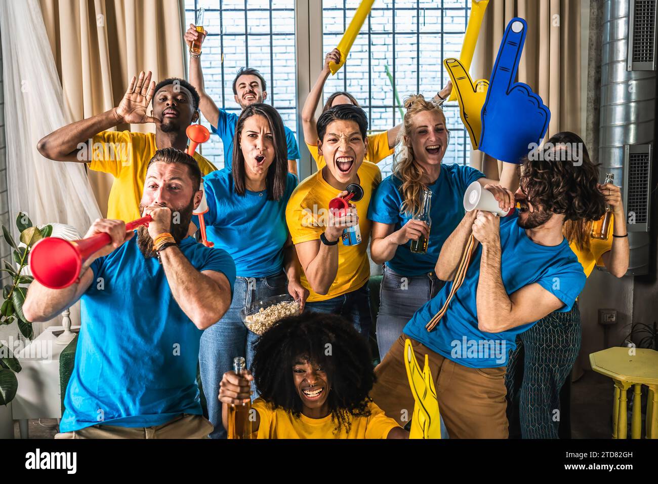 Multiethnique joyeux fans de sport regardant un match à la télévision à la maison - supporters s'amusant sur le canapé pour un événement de compétition à la télévision - amis célébrant la victoire wh Banque D'Images