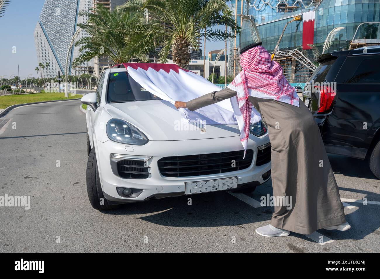 Célébration de la fête nationale du Qatar. Drapeau volant sur la voiture Banque D'Images