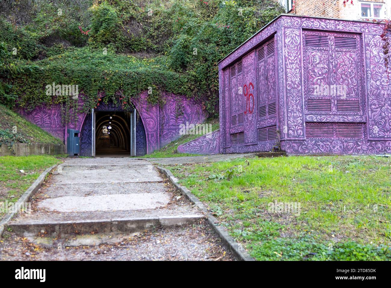 Entrée violette du tunnel Grič (Tunel Grič), un tunnel piétonnier historique sous Grič à Zagreb qui servait d'abri anti-bombes Banque D'Images