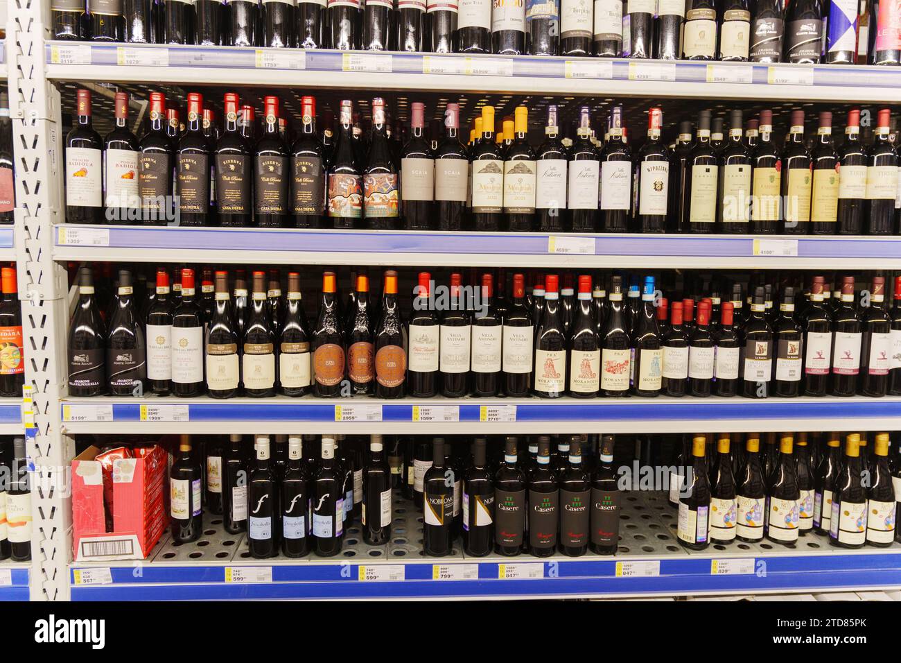 Tyumen, Russie-11 décembre 2023 : Metro Cash Carry Supermarket. Une vitrine avec du vin dans l'assortiment. Banque D'Images